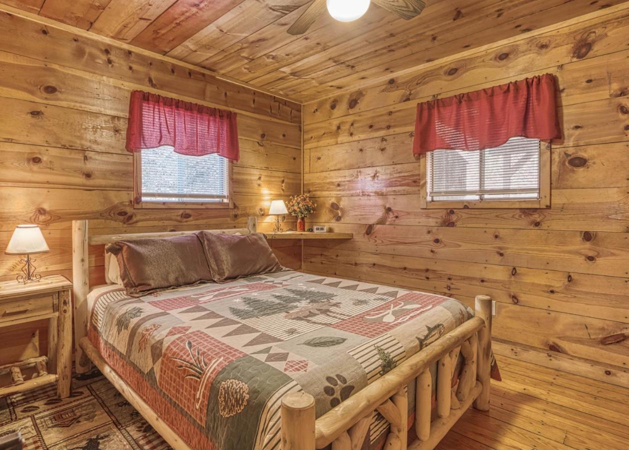 Bear Den, Hot Tub, 1089 Of Free Attraction Tickets For Each Paid Day, Dollywood And More! Sevierville Luaran gambar
